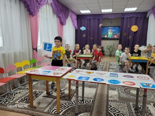 В детском саду «Антошка» прошли занятия по безопасности на дороге