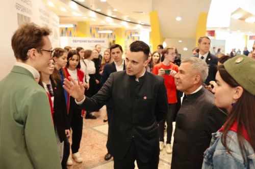 Рустам Минниханов ознакомился с деятельностью Движения Первых в Татарстане
