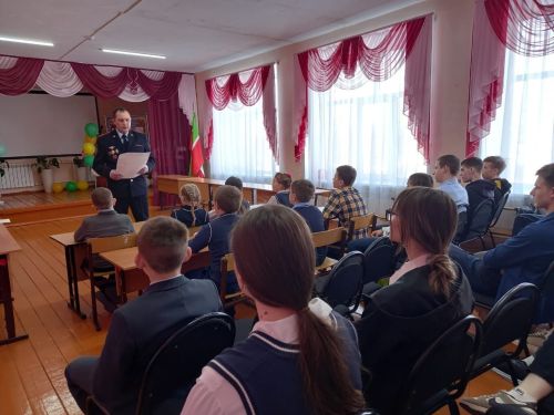 Сотрудник ОМВД провёл профилактическую беседу с учениками Бураковской школы
