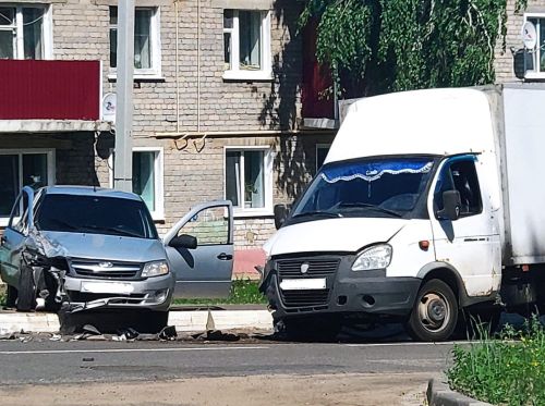 В центре Болгара столкнулись Лада Гранта и Газель
