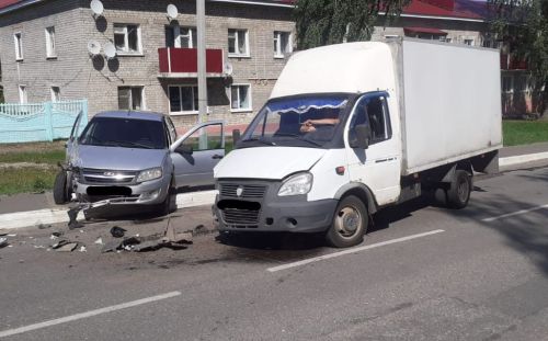 В центре Болгара столкнулись Лада Гранта и Газель