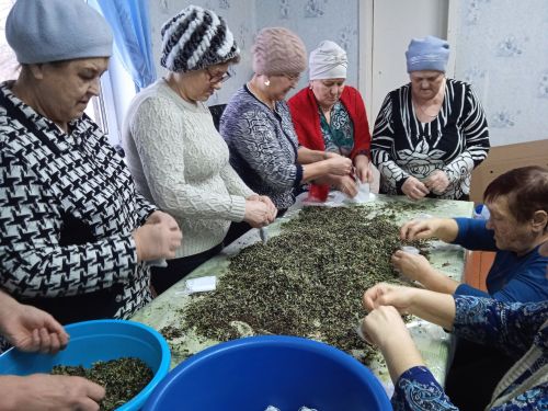 Жители поселка Приволжский подготовили для отправки на СВО травяные чаи и свечи