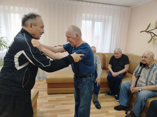 Костыль как средство самообороны: тренер по карате провел мастер-класс в Спасском ДИПИ