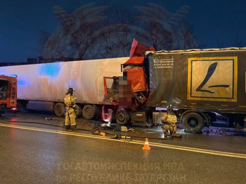 В Казани водитель КамАЗа погиб при столкновении с полуприцепом