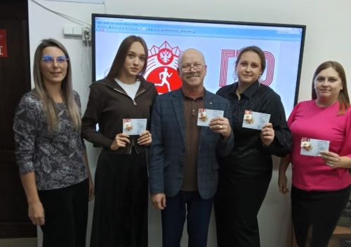 Педагоги Трёхозёрской школы получили золотые знаки ГТО
