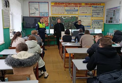 Инспектор ГИБДД провел урок безопасности для будущих водителей Спасского района