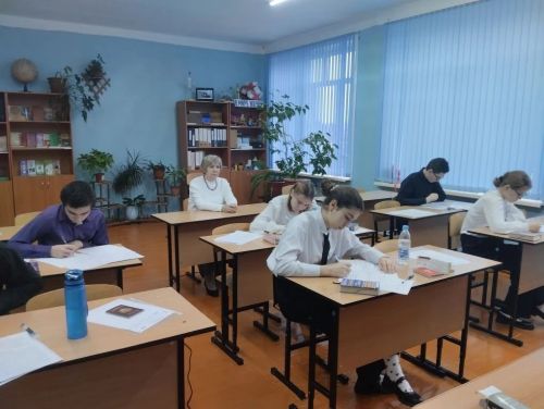 Поступить в вузы в 2026 году станет сложнее: по шести предметам повысят минимальный балл ЕГЭ