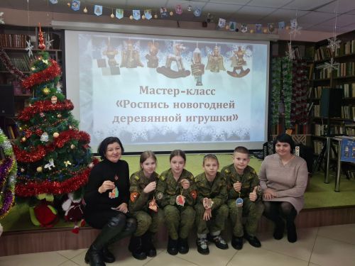В центральной библиотеке Болгара прошёл новогодний мастер-класс для кадетов