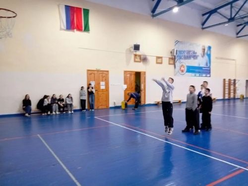 В Болгаре дети сыграли в предновогодний баскетбол на призы от Деда Мороза