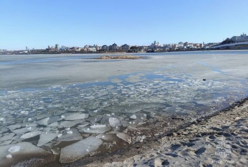 В Казани два подростка провалились под лед на велосипедах