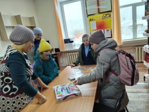 В библиотеке села Иске Рязяп прошла патриотическая игра «Нашей Родиной гордимся»