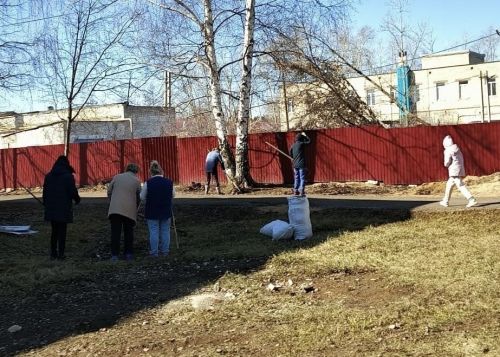 Сотрудники детского сада «Солнышко» навели чистоту после зимы