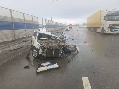 Внедорожник врезался в шумозащитный экран на трассе в Татарстане: водитель погиб