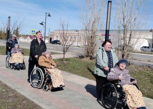 Для маломобильных подопечных Спасского ДИПИ организовали прогулку в сквере