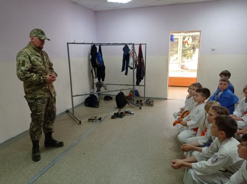 Сапёр-десантник провёл урок мужества для юных спортсменов в Болгаре