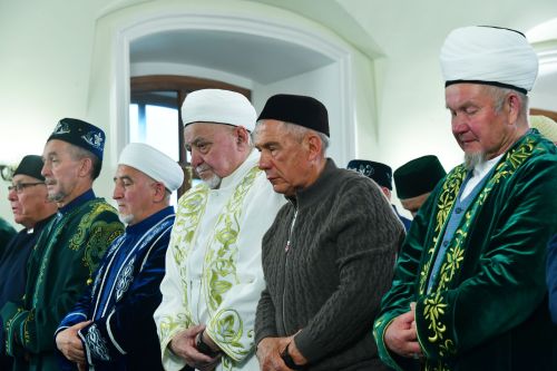 Рустам Минниханов принял участие в праздничном намазе в возрожденной мечети села Маскара