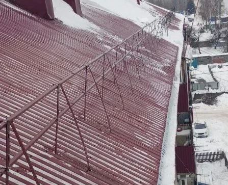 На пятиэтажке по улице Пионерской в Болгаре установили снегозадержатели