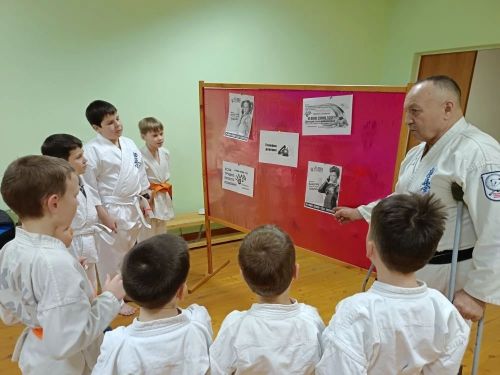 Юным каратистам Болгара рассказали о телефоне доверия