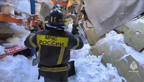 В Зеленодольске обвалилась крыша склада, под завалами могут быть люди