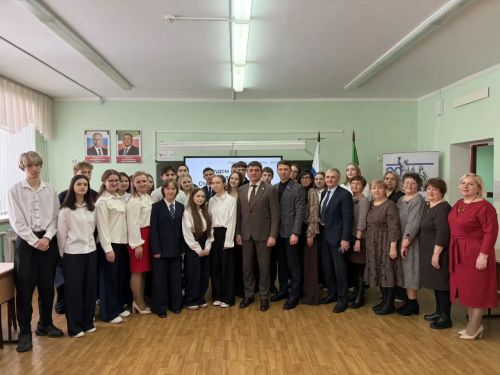 В Болгарской школе №2 прошёл Парламентский урок о труде и подвиге