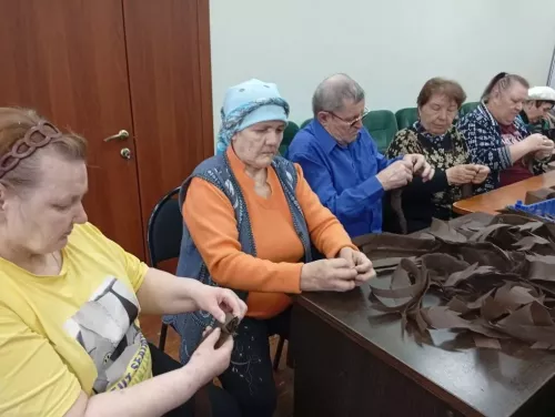 Активисты Спасского дома-интерната помогают плести маскировочные сети для бойцов СВО