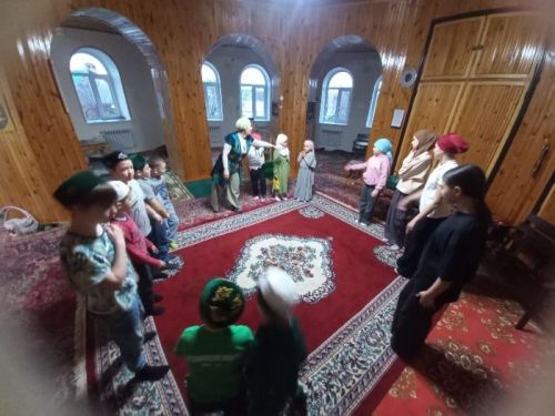 В городской мечети Болгара детям рассказали о татарских головных уборах
