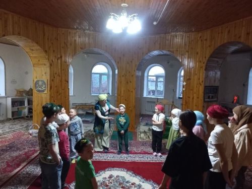 В городской мечети Болгара детям рассказали о татарских головных уборах