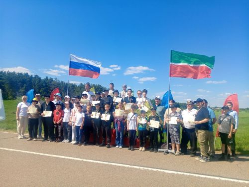 Небо над древним Болгаром украсили десятки разноцветных воздушных змеев