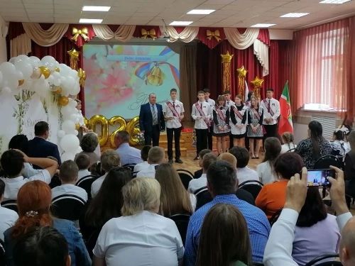 Выпускникам Спасского района  вручили знаки ГТО на последнем звонке