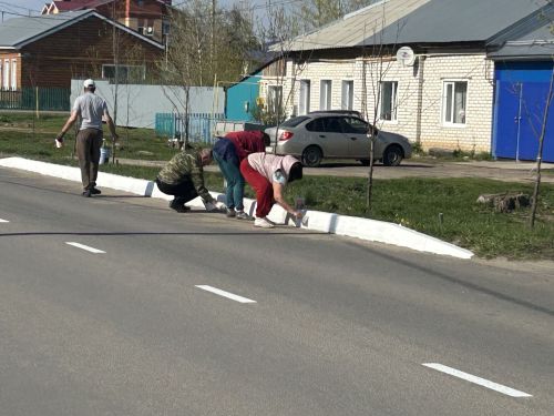 Сотрудники спортшколы и бассейна города Болгара вышли на субботник