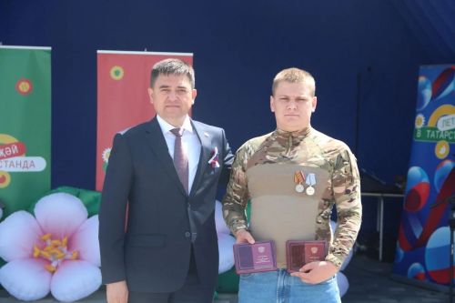В Болгаре на празднике, посвящённом Дню России, вручили государственные награды бойцу СВО