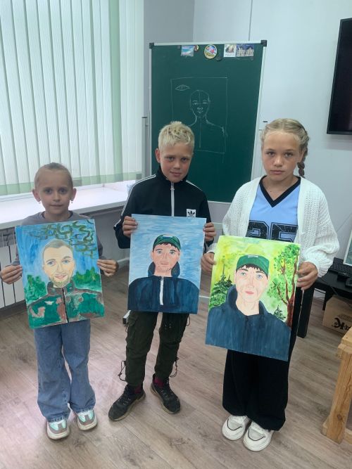 В Болгарской школе искусств дети участников СВО нарисовали портреты своих отцов