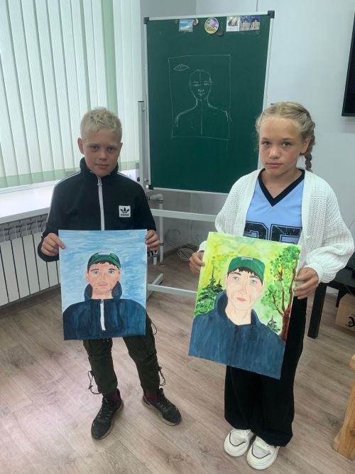 В Болгарской школе искусств дети участников СВО нарисовали портреты своих отцов