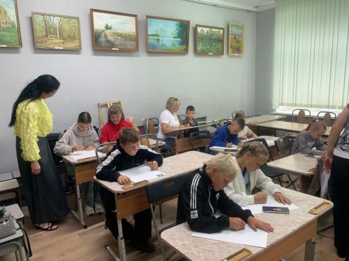 В Болгарской школе искусств дети участников СВО нарисовали портреты своих отцов