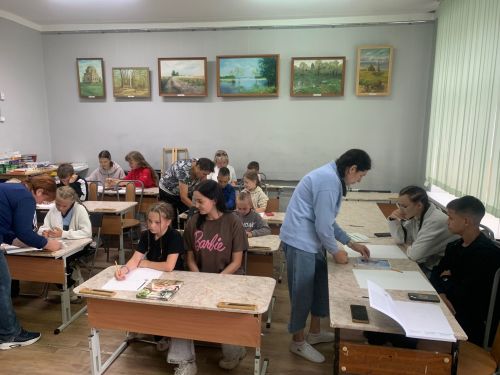 В Болгарской школе искусств дети участников СВО нарисовали портреты своих отцов