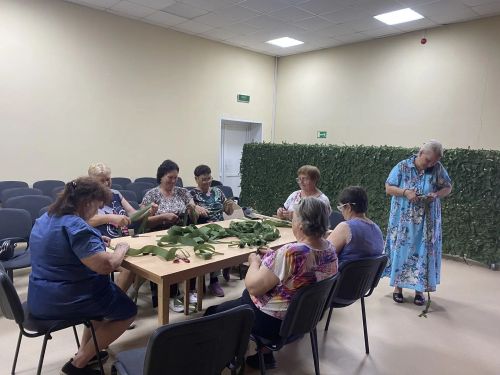 Ветераны Спасского района продолжают плести маскировочные сети для бойцов СВО