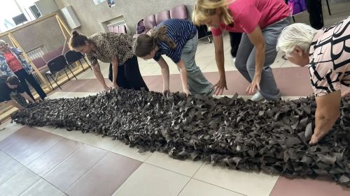 Ветераны Спасского района продолжают плести маскировочные сети для бойцов СВО