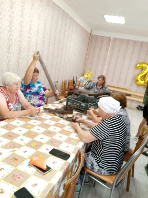 Ветераны Спасского района продолжают плести маскировочные сети для бойцов СВО