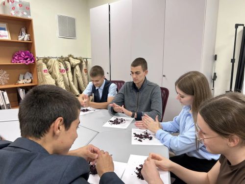 Ученики первой городской школы собрали травяной чай для бойцов СВО
