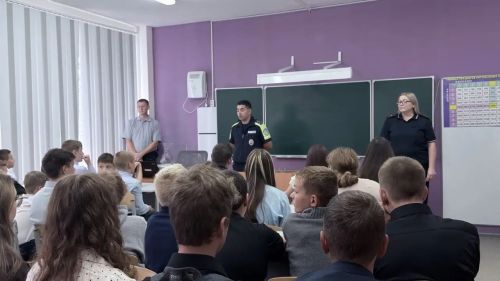 Сотрудники ГИБДД провели урок безопасности для школьников Трёхозёрской школы