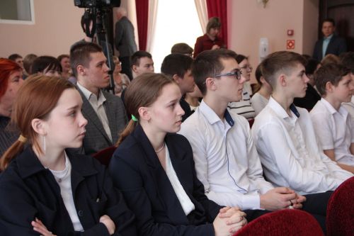 Депутат Госудмы РФ Татьяна Ларионова провела урок мужества в Болгарской школе №1