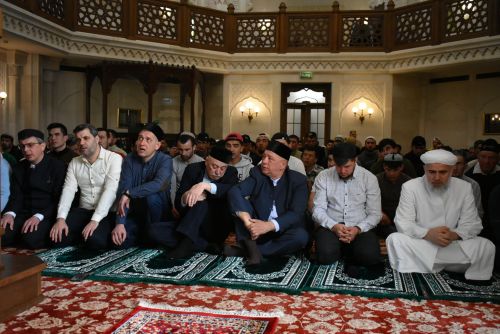 Праздничный намаз в связи с окончанием священного месяца Рамазан состоялся в Белой мечети