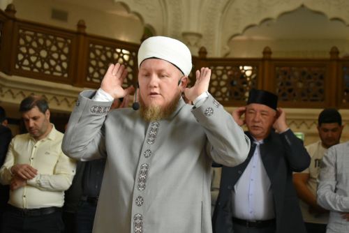 Праздничный намаз в связи с окончанием священного месяца Рамазан состоялся в Белой мечети