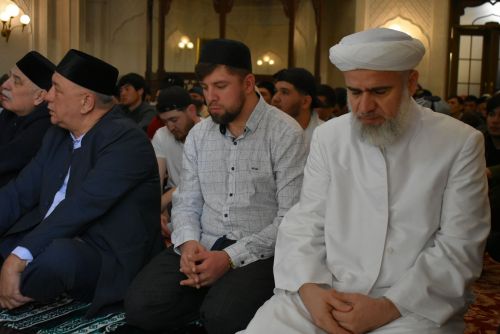 Праздничный намаз в связи с окончанием священного месяца Рамазан состоялся в Белой мечети