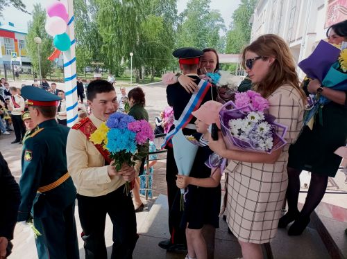 Последний звонок в Болгарской кадетской школе-интернате им. П.А.Карпова: кадеты-выпускники простились со Знаменем школы