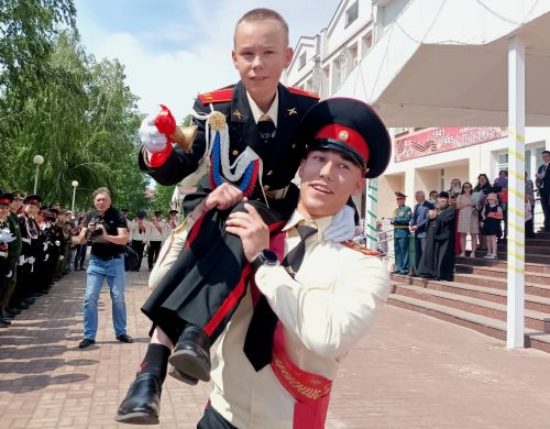 Последний звонок в Болгарской кадетской школе-интернате им. П.А.Карпова: кадеты-выпускники простились со Знаменем школы