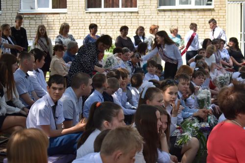 Для выпускников Бураковской средней школы прозвенел последний звонок