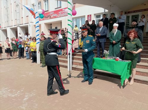 Последний звонок в Болгарской кадетской школе-интернате им. П.А.Карпова: кадеты-выпускники простились со Знаменем школы