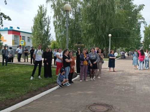 Последний звонок в Болгарской кадетской школе-интернате им. П.А.Карпова: кадеты-выпускники простились со Знаменем школы