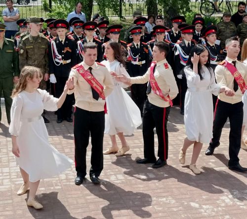 Последний звонок в Болгарской кадетской школе-интернате им. П.А.Карпова: кадеты-выпускники простились со Знаменем школы
